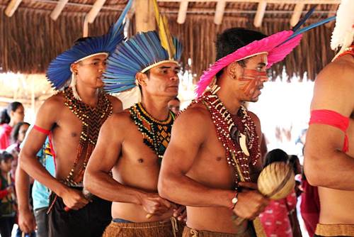 Rapazes na dança pataxó-menor