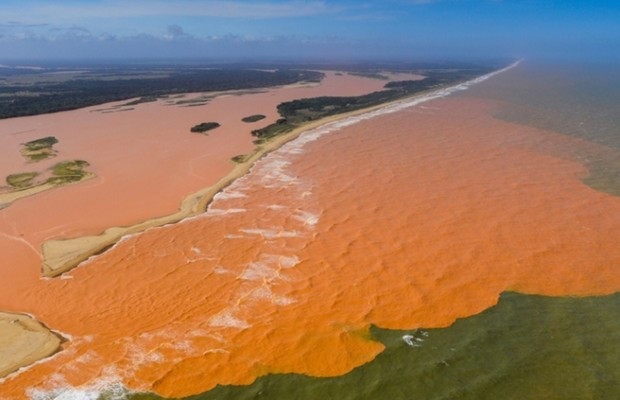 lama-chega-ao-mar-em-espirito-santo-samarco